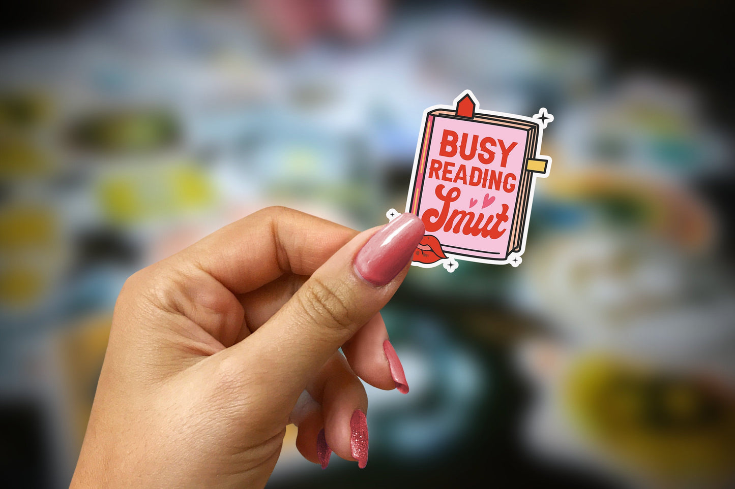 busy reading smut ~ vinyl sticker - pae pukapuka