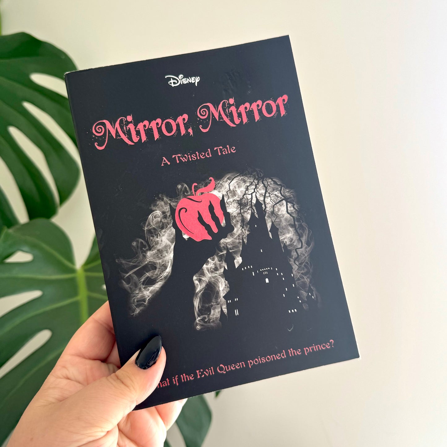 mirror, mirror ~ a twisted tale - jen calonita - pae pukapuka