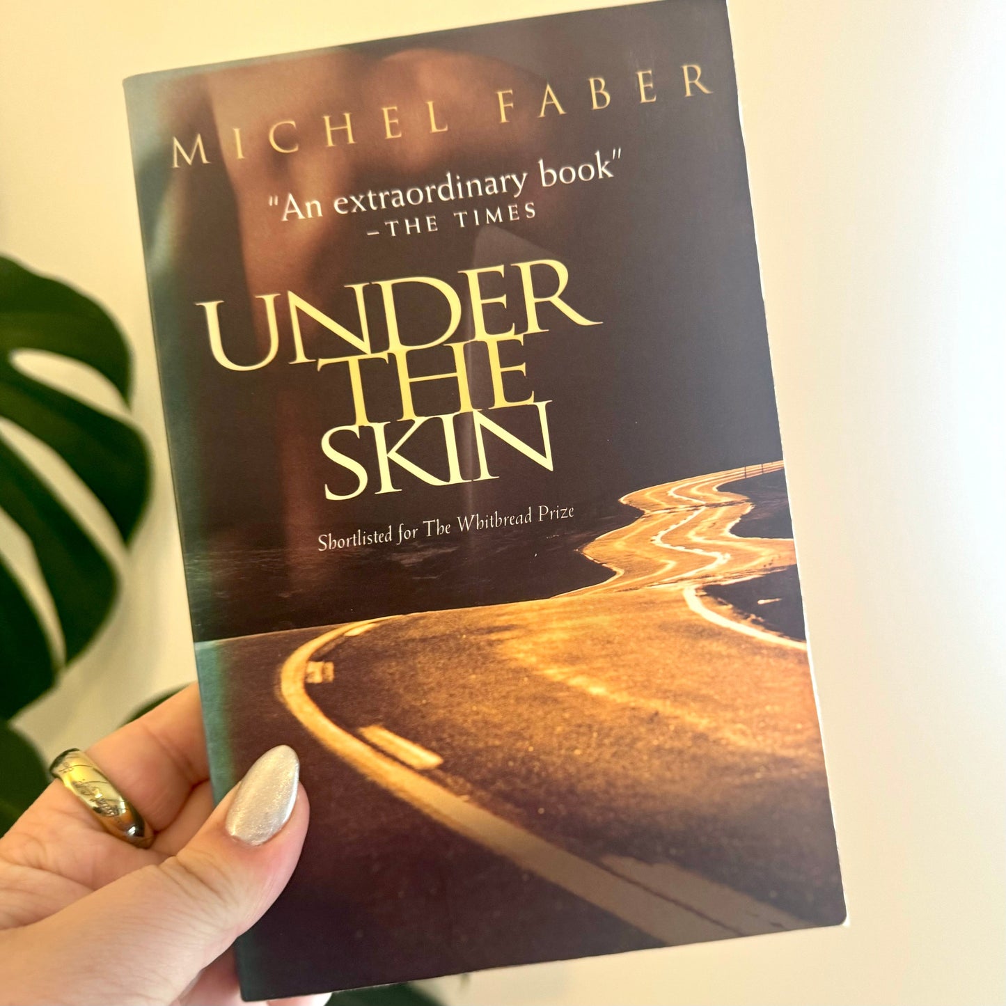 under the skin - michel faber - pae pukapuka